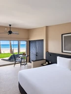 Habitación de Arennas con cama, terraza y vistas al mar