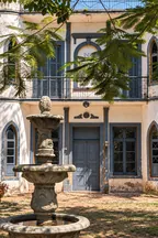 Patio histórico con fuente y carpinterías azules