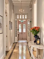 Galería de arcos blancos con plantas y luz natural