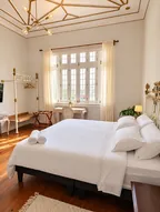 Dormitorio luminoso con textiles y detalles cálidos
